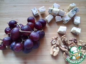 Канапе с сыром, орехом и виноградом
